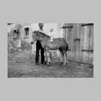 009-0004 Onkel Kurt Siebert lernt dem Sohn seines Bruders Ewald das Reiten. Auf dem Pferd Helmut Siebert am 16.07.1940.jpg